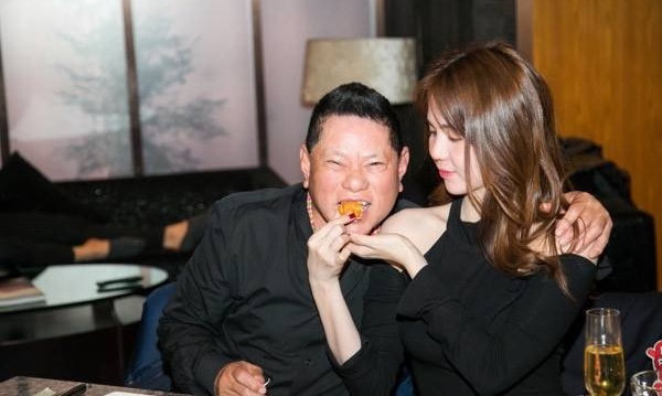 Ty phu Hoang Kieu khoe anh duoc Ngoc Trinh cham soc hinh anh