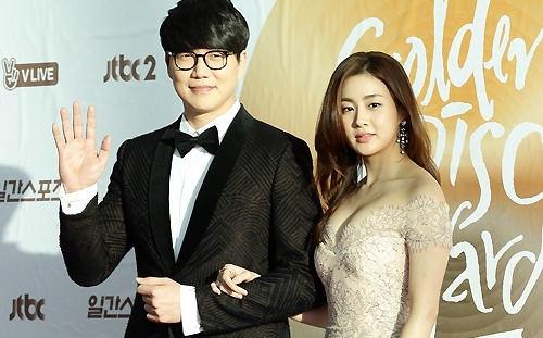 Ban gai Hyun Bin gay chu y khi deo nhan o ngon ap ut hinh anh