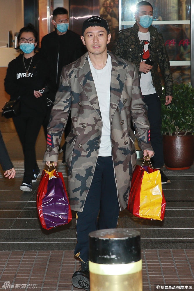 Huynh Hieu Minh xuat hien tieu tuy sau khi vo sinh anh 1