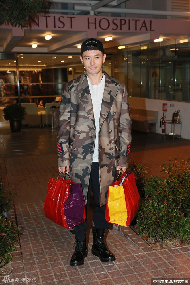 Huynh Hieu Minh xuat hien tieu tuy sau khi vo sinh anh 2