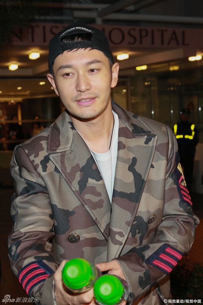 Huynh Hieu Minh xuat hien tieu tuy sau khi vo sinh anh 3