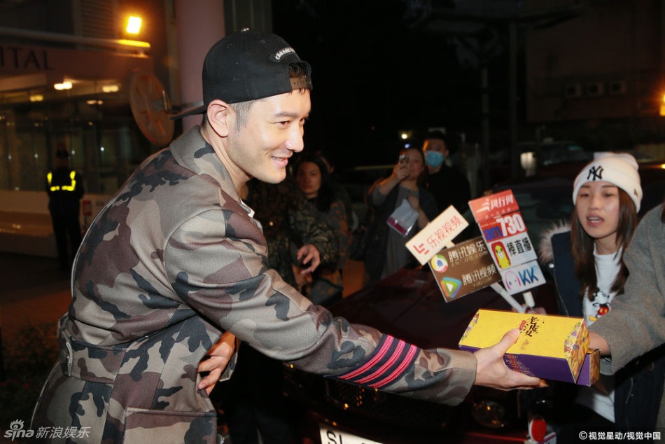 Huynh Hieu Minh xuat hien tieu tuy sau khi vo sinh anh 5