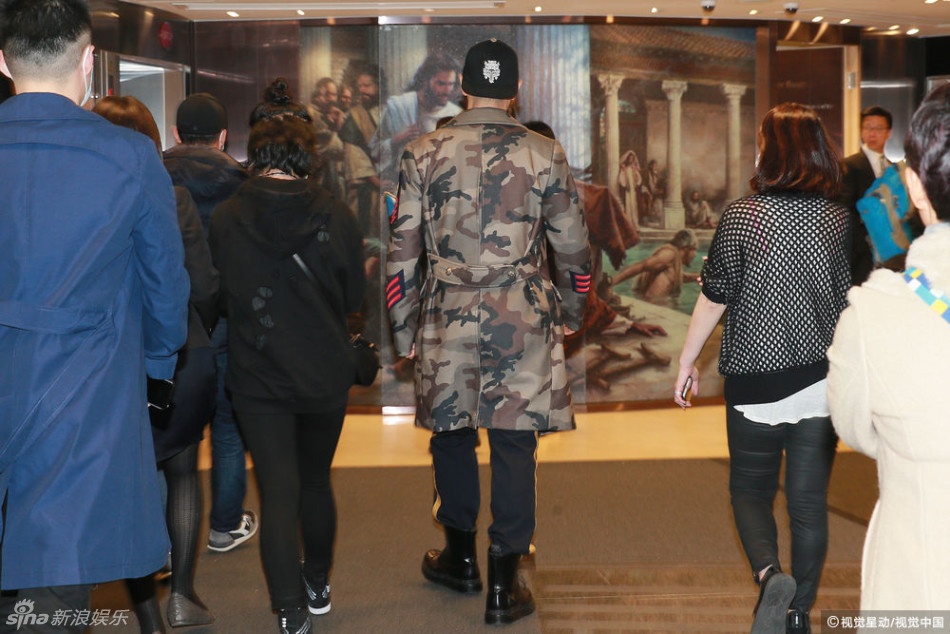 Huynh Hieu Minh xuat hien tieu tuy sau khi vo sinh anh 7