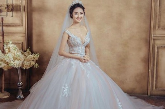 Vay cuoi hon nua ty dong cua hoa hau Thu Ngan hinh anh