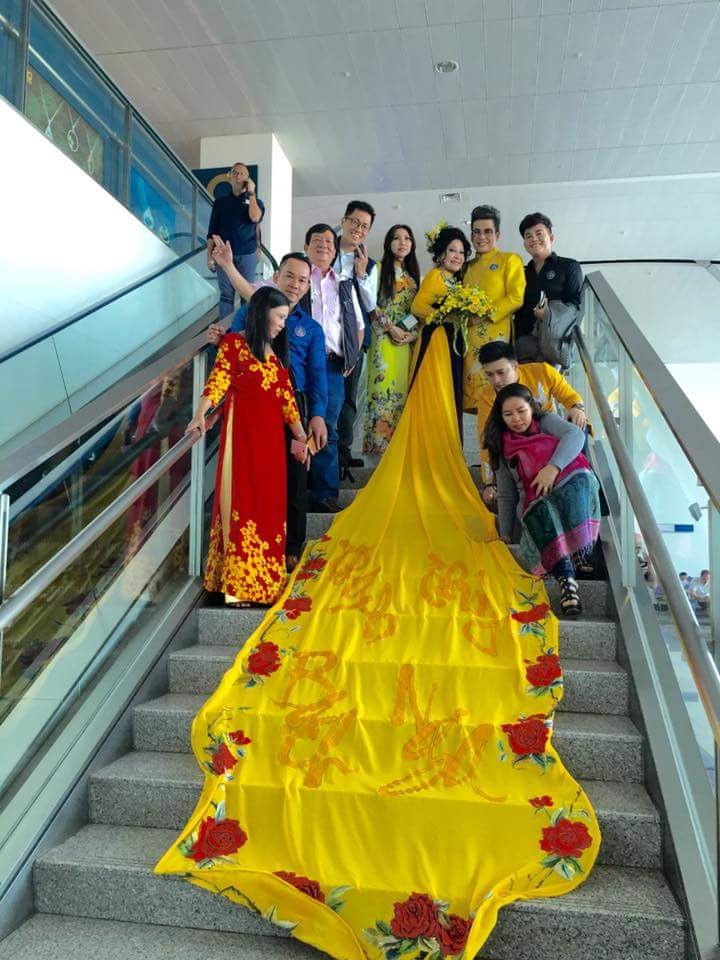 Bà Thúy Nga mặc áo dài dài 5 m ảnh 2 Ba Thuy Nga mac ao dai dai 5 m anh 2