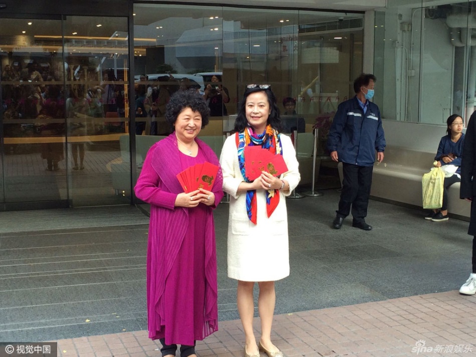 Angelababy xuat hien thon tha sau sinh anh 4