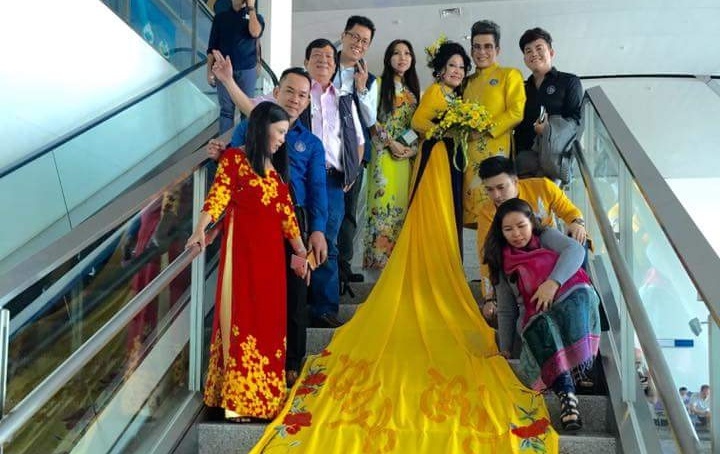 MC Thanh Bach va ba Thuy Nga gay phien phuc vi ao dai hinh anh