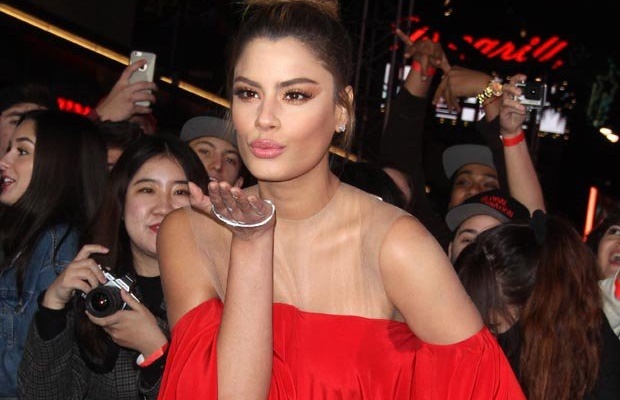 Hoa hau hut tai Miss Universe mac tao bao tren tham do hinh anh