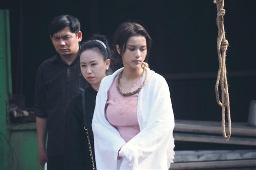 Sao nu 19 tuoi co doi doi nho canh bi cuong buc anh 2