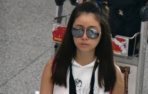 Lam Tam Nhu lang le xuat vien sau khi sinh con gai dau long hinh anh