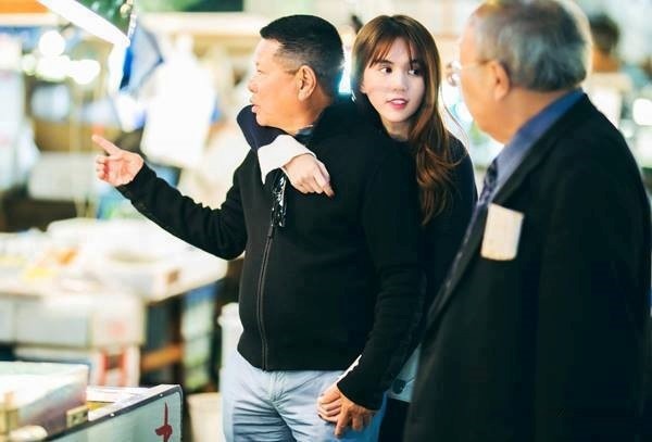 Ngoc Trinh va ong Hoang Kieu cung xoa het anh cua nhau hinh anh