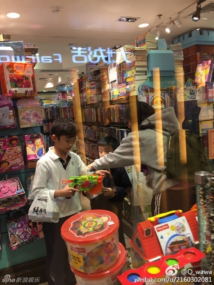 Vuong Phi hon Ta Dinh Phong anh 2