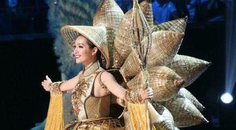 Ban ket Miss Universe: Le Hang noi bat voi quoc phuc la hinh anh