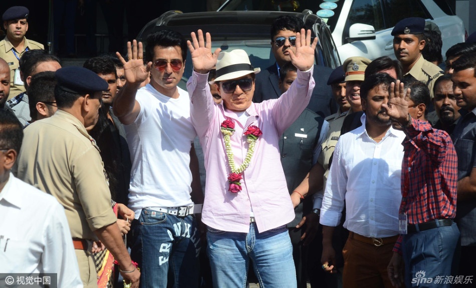 Thanh Long duoc canh sat bao ve nhu ong hoang tai An Do hinh anh