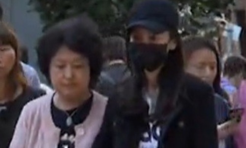 Moi sinh con 8 ngay, Angelababy da di sam Tet voi me chong hinh anh