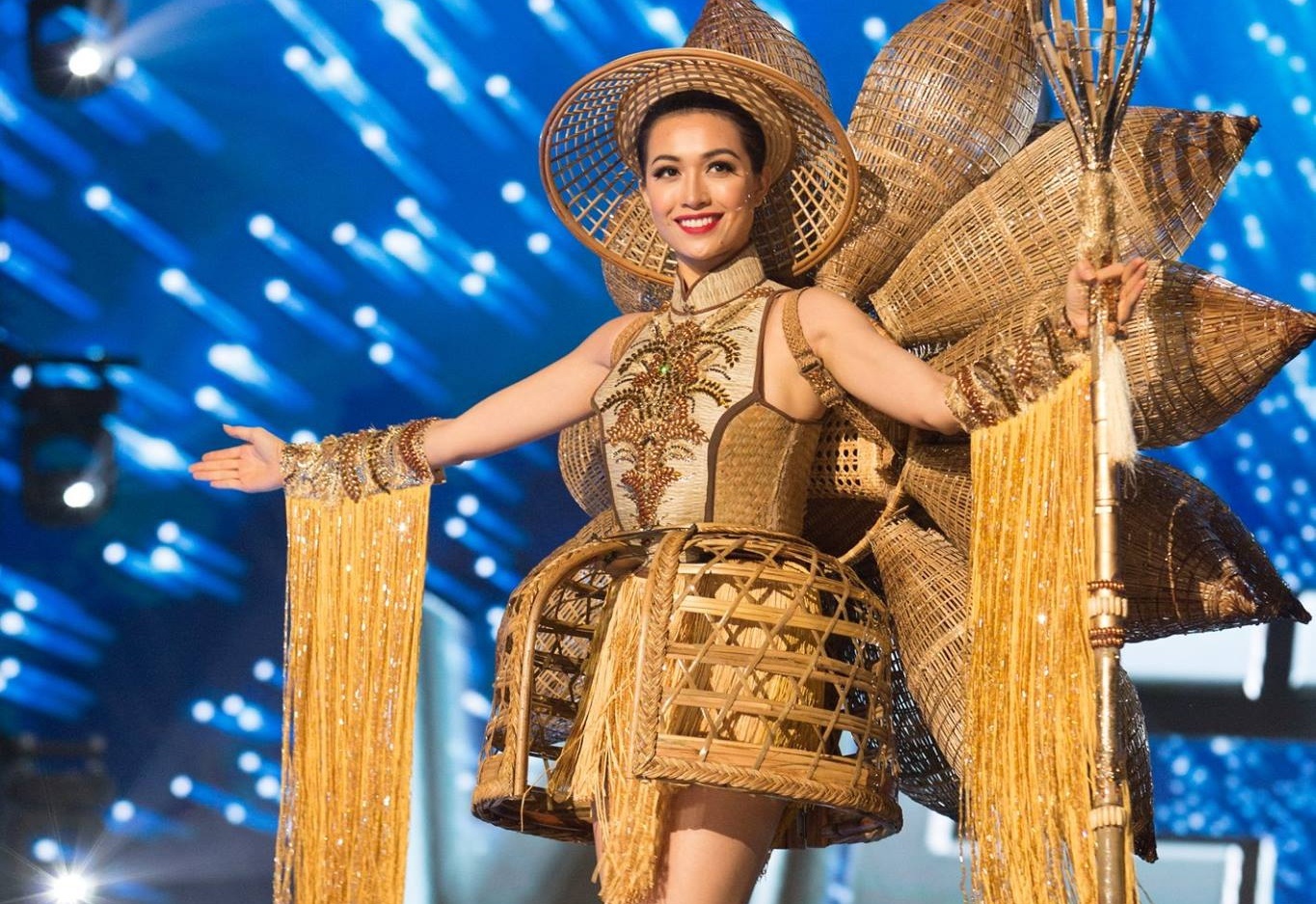 Ban ket Miss Universe: Le Hang gay tranh cai o cac phan thi hinh anh