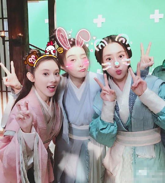 Sao Trung Quoc: Nguoi ben gia dinh,  nguoi tat bat anh 3