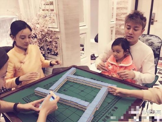 Sao Trung Quoc: Nguoi ben gia dinh,  nguoi tat bat anh 11