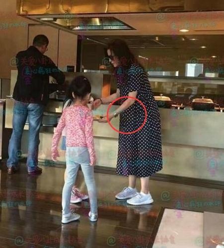 Triệu Vy nghi vấn mang thai vì vòng 2 to ảnh 1 Trieu Vy nghi van mang thai vi vong 2 to anh 1