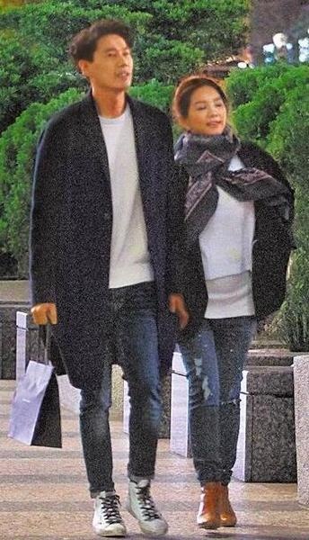 Sao Trung Quoc: Nguoi ben gia dinh,  nguoi tat bat anh 6