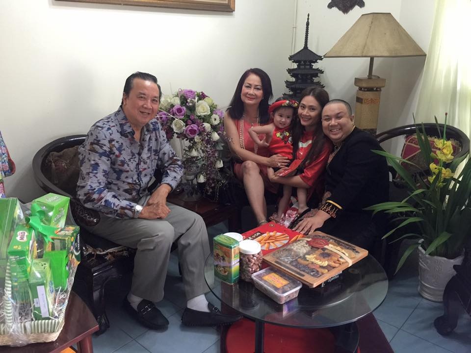 Hoai Lam sang nha ban gai chuc Tet anh 3