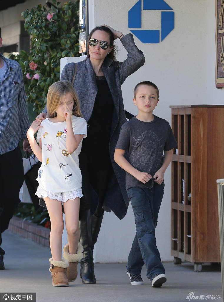 Angelina Jolie dep hon sau ly hon anh 1