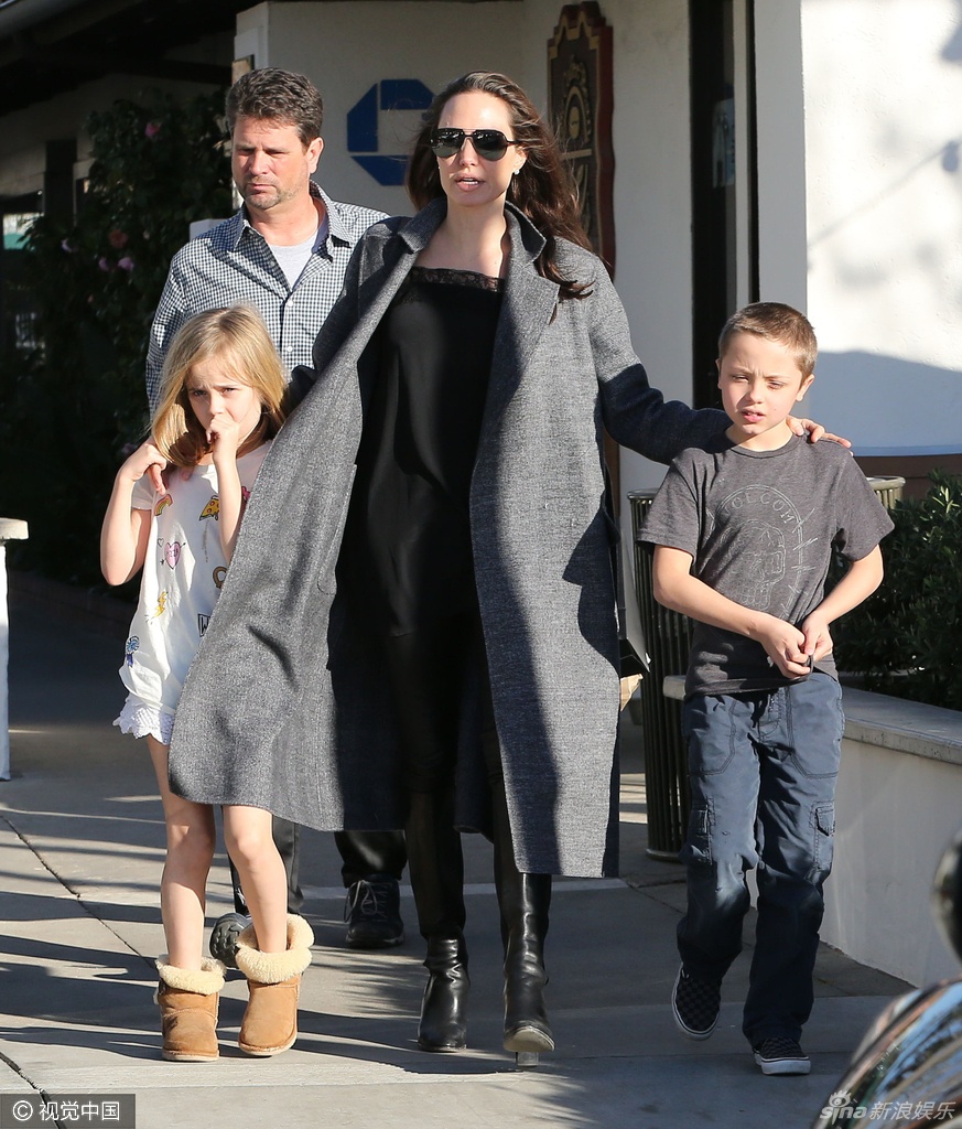 Angelina Jolie dep hon sau ly hon anh 2