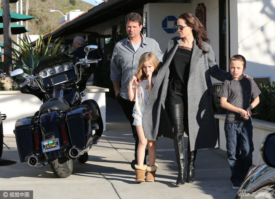 Angelina Jolie dep hon sau ly hon anh 3