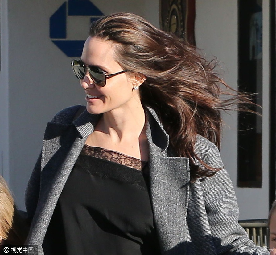 Angelina Jolie dep hon sau ly hon anh 4