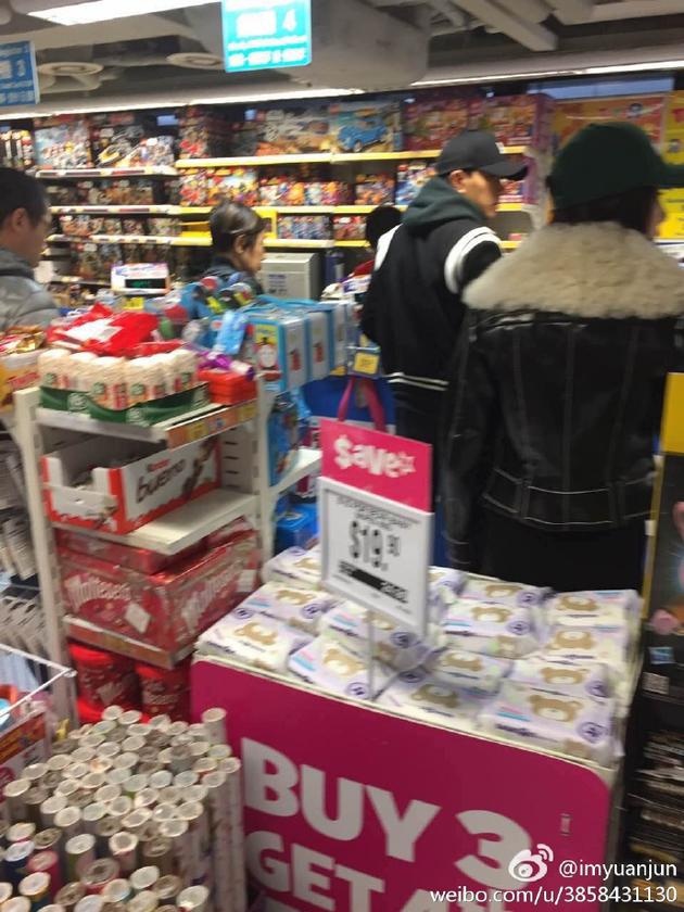 Duong Mich,  Luu Khai Uy dua con gai di choi anh 1