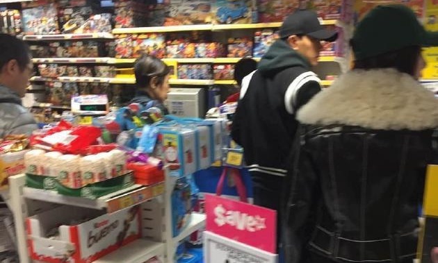 Duong Mich, Luu Khai Uy dua con gai di choi dip dau nam hinh anh