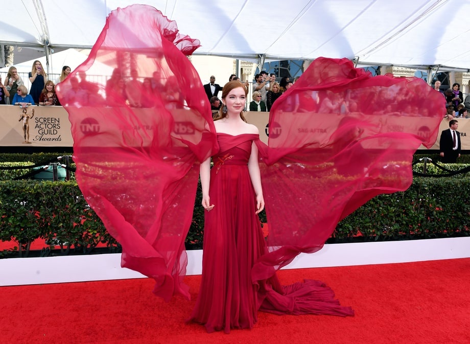 Sao Hollywood mac goi cam noi bat  tren tham do hinh anh