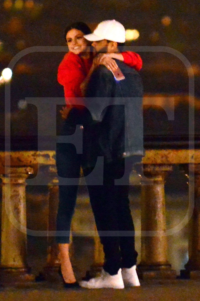 Selena Gomez lai hon The Weeknd giua noi dong nguo anh 5