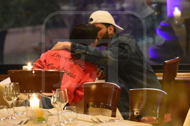 Selena Gomez lai hon The Weeknd giua noi dong nguoi hinh anh