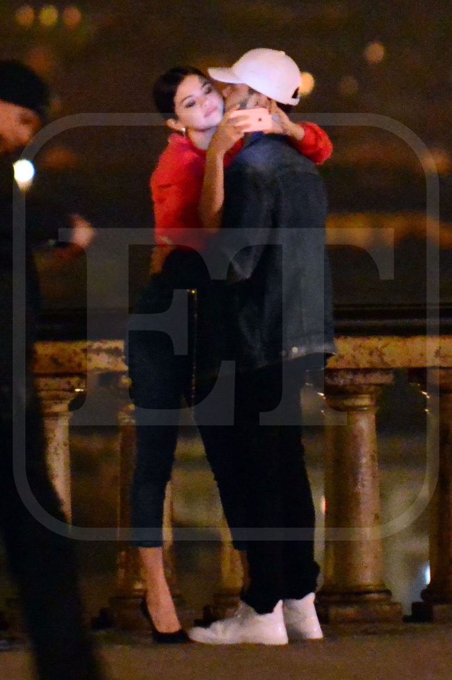 Selena Gomez lai hon The Weeknd giua noi dong nguo anh 4