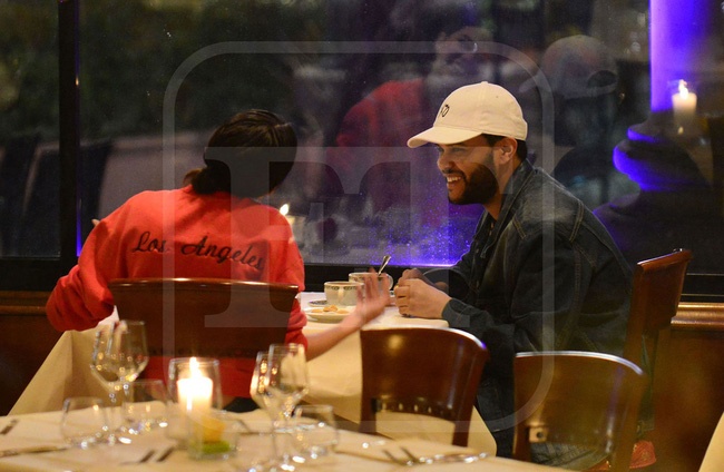 Selena Gomez lai hon The Weeknd giua noi dong nguo anh 3