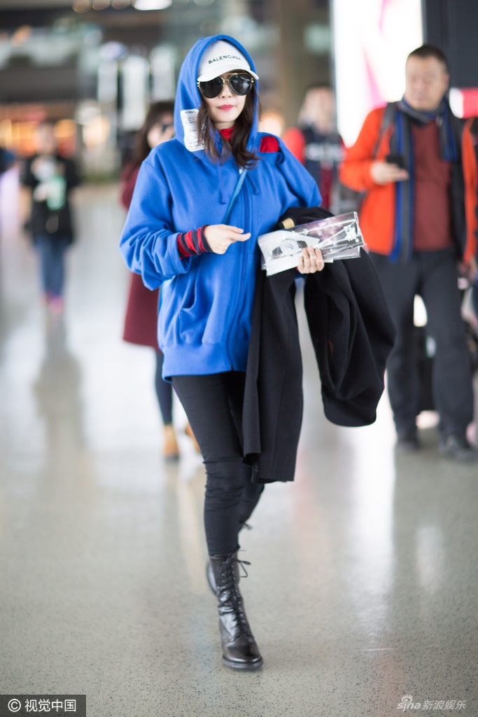 Duong Mich sanh dieu o san bay anh 5