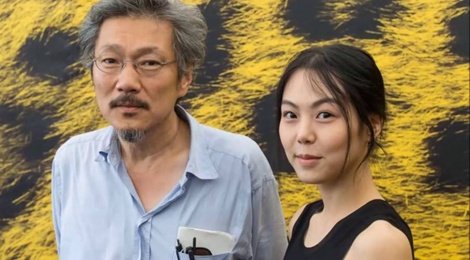 Cap sao 'chu - chau' Han xuat hien mac be boi ngoai tinh hinh anh