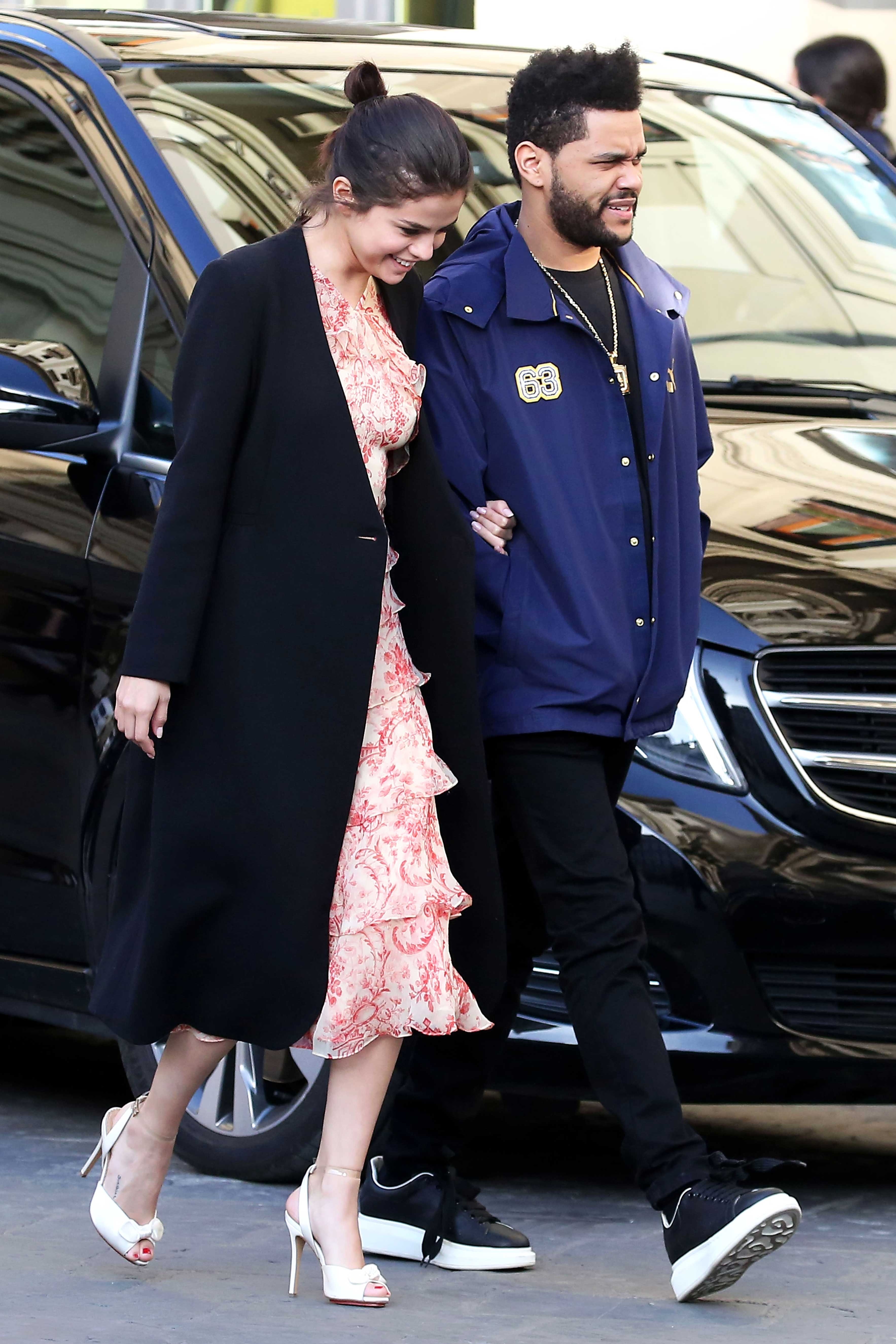 Selena Gomez lai hon The Weeknd giua noi dong nguo anh 6