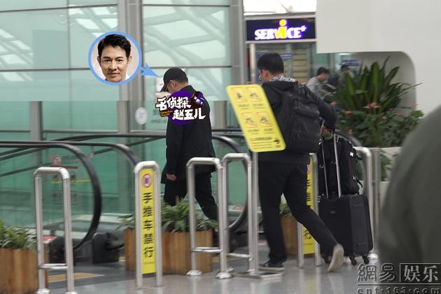 Ly Lien Kiet xuat hien o san bay,  khong ai nhan ra anh 2