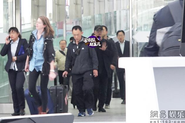 Ly Lien Kiet xuat hien o san bay,  khong ai nhan ra anh 1