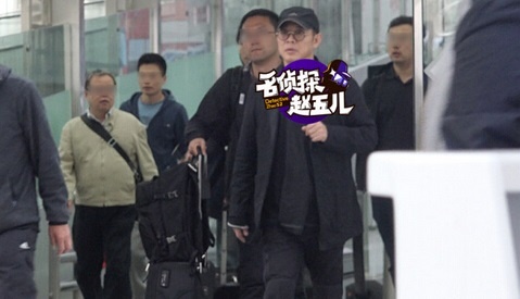 Ly Lien Kiet xuat hien o san bay, khong ai nhan ra hinh anh