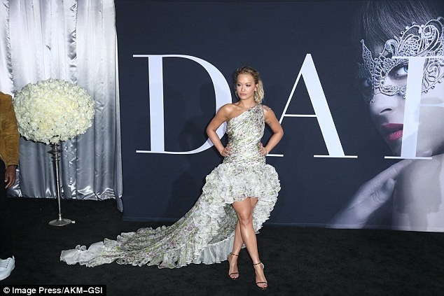 Sao nu '50 sac thai' khong mac noi y anh 8