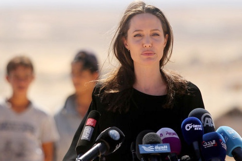Angelina Jolie cho rang Donald Trump dang 'dua voi lua' hinh anh