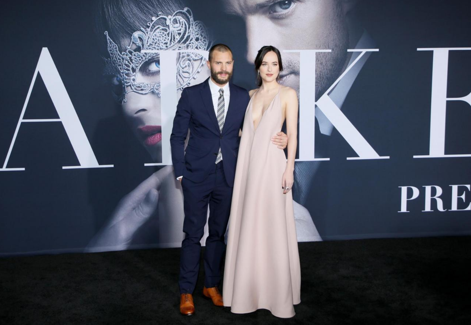 Sao nu '50 sac thai' khong mac noi y anh 6