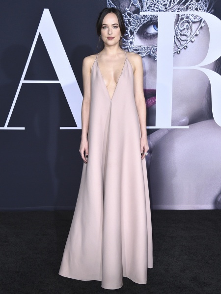 Sao nu '50 sac thai' khong mac noi y anh 2