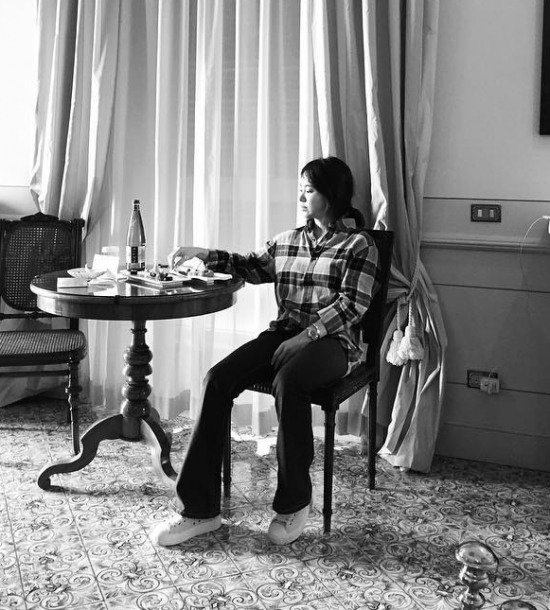 Thoi trang ngoai doi gian di cua Song Hye Kyo anh 1