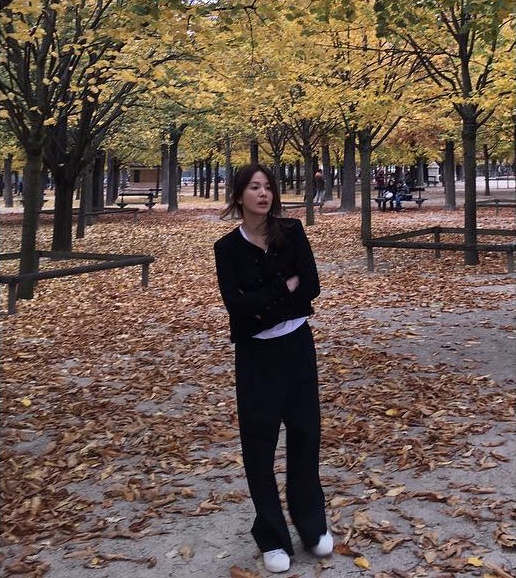 Thoi trang ngoai doi gian di cua Song Hye Kyo anh 8