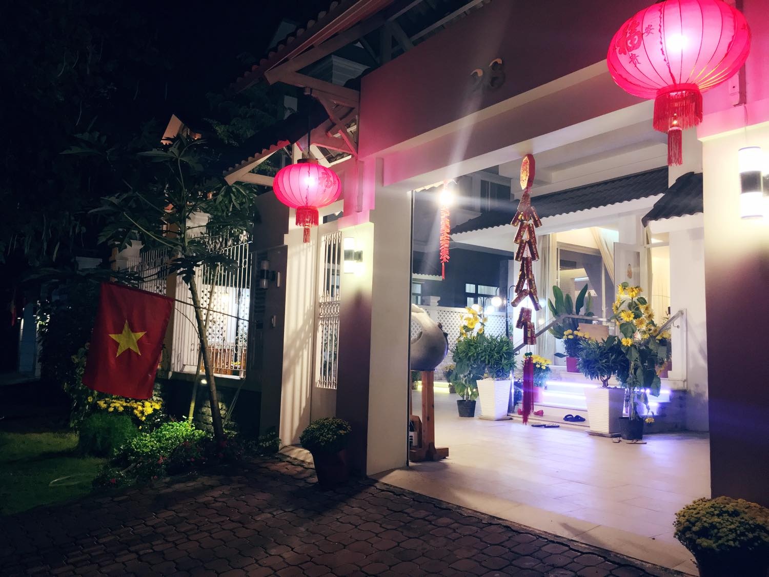 Thuy Tien va Cong Vinh den Nepal dau nam anh 8