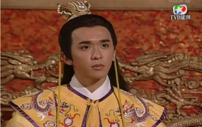 Sao 'Tay du ky' song voi 3 ba vo cung luc hinh anh